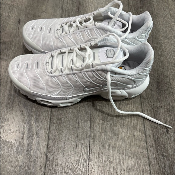 Nike All-White Air Max Plus - Picture 2 of 4